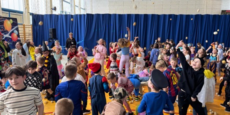 Powiększ grafikę: Bitwa na piłeczki.