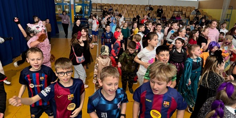 Powiększ grafikę: Uczniowie tańczą do ulubionych piosenek. 