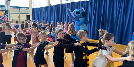 Powiększ grafikę: Radosny korowód przebierańców – kolorowy zawrót głowy gwarantowany!