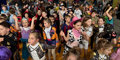 Powiększ grafikę: Parkiet w pełnym ruchu – nogi tańczą szybciej niż aparat zdąży zrobić zdjęcie.