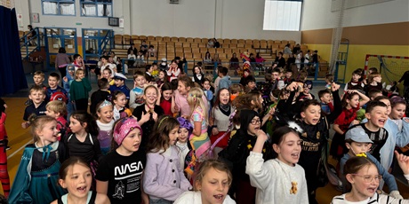 Powiększ grafikę: Parkiet w pełnym ruchu – nogi tańczą szybciej niż aparat zdąży zrobić zdjęcie.