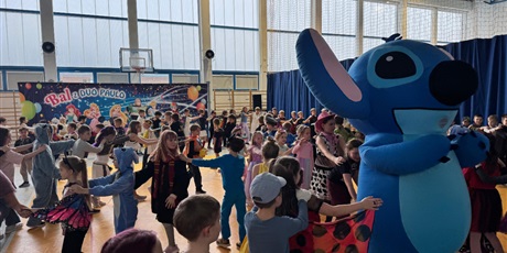 Powiększ grafikę: Radosny korowód przebierańców.