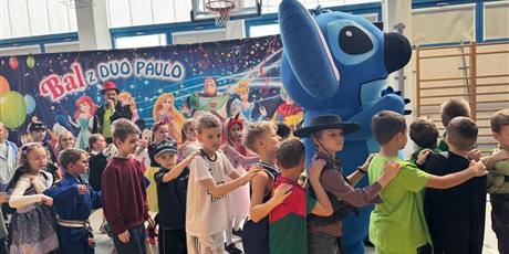 Powiększ grafikę: Radosny korowód przebierańców – kolorowy zawrót głowy gwarantowany!