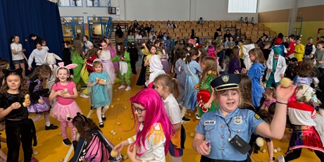 Powiększ grafikę: Bitwa na piłeczki. 