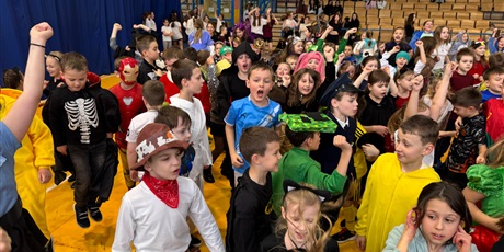 Powiększ grafikę: Zabawa trwa w najlepsze. 