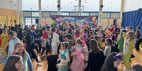 Powiększ grafikę: Bitwa na piłeczki.