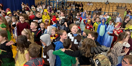 Powiększ grafikę: Uczniowie tańczą w rytm ulubionych piosenek. 