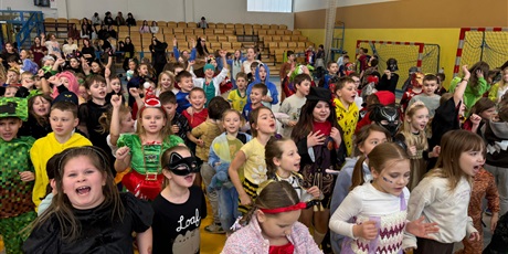 Powiększ grafikę: Moment, w którym ulubiona piosenka porwała do tańca nawet tych, którzy „nie mieli tańczyć”.