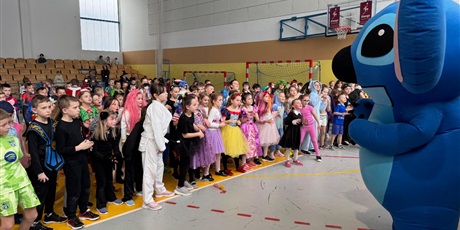 Powiększ grafikę: Stich zagrzewa do zabawy. 