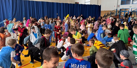 Powiększ grafikę: Bitwa na piłeczki.