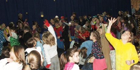 Powiększ grafikę: Chłopcy i dziewczynki z klas młodszych bawią się na balu przebierańców.