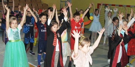 Powiększ grafikę: Dzieci tańczą z pokazywaniem.