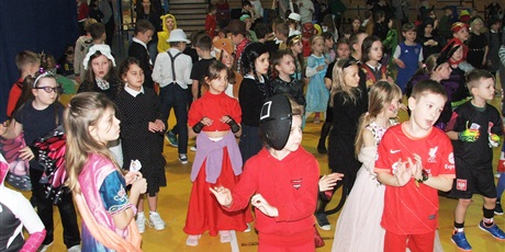 Powiększ grafikę: Uczniowie klas młodszych w tanecznym klimacie.