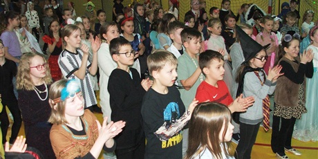 Powiększ grafikę: Uczniowie klaszczą w rytm znanej im muzyki.