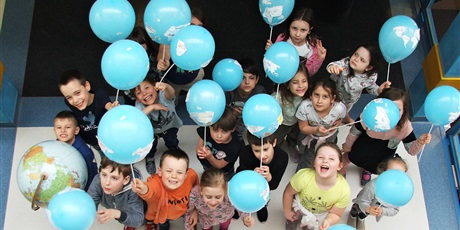 Balonowe globusy w klasie 1A.