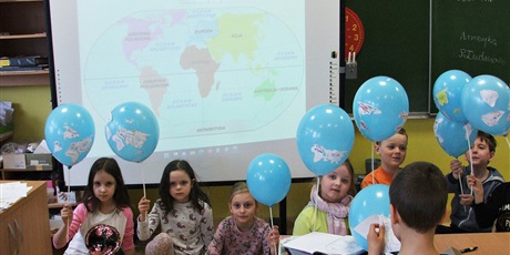 Powiększ grafikę: Balonowe globusy wykonane przez uczniów klasy 1A.