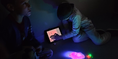 Powiększ grafikę: Chłopcy w czasie zajęć kodowania z klockami SAM LABS i iPadami.