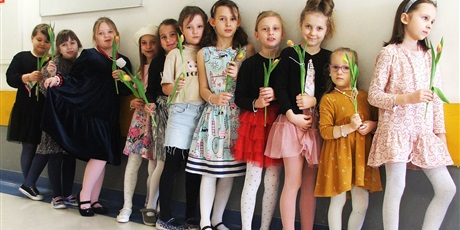 Powiększ grafikę: Dziewczynki z klasy 1 A z tulipanami.