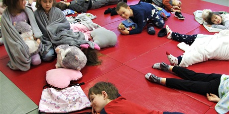 Powiększ grafikę: Dzieci odpoczywają przy relaksacyjnej muzyce