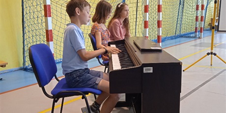Powiększ grafikę: Uczeń z 5g gra na pianinie