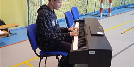 Powiększ grafikę: Uczeń z 7f gra na pianinie