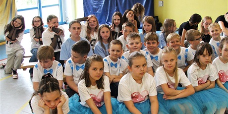 Powiększ grafikę: Grupa uczniów występująca w Szkolnym Dniu Talentów.