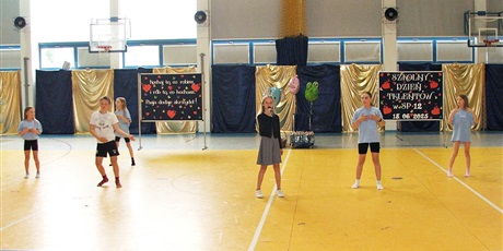 Powiększ grafikę: Grupa uczniów występująca w Szkolnym Dniu Talentów.