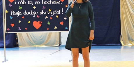 Powiększ grafikę: Uczennica prezentująca swój talent.