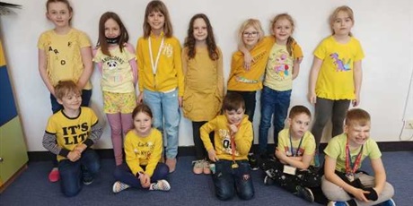 Powiększ grafikę: Przedstawiciele klas młodszych ubrani na żółto.