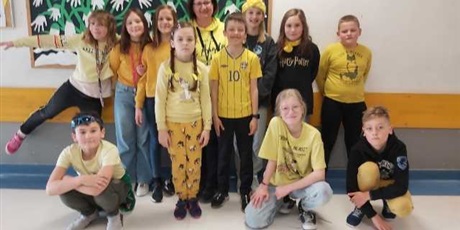 Powiększ grafikę: Uczniowie z wychowawcą ubrani na żółto.