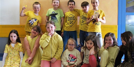 Powiększ grafikę: Uczniowie klasy 1a w żółtych kolorach.