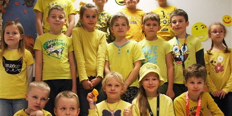 Powiększ grafikę: Uczniowie w żółtych strojach.