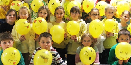 Powiększ grafikę: Klasa z wykonanymi balonowymi emotkami.