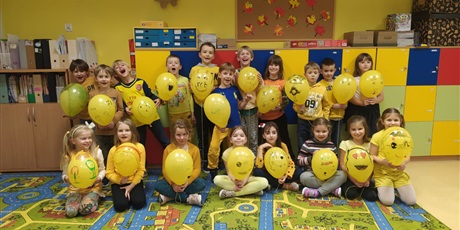 Powiększ grafikę: Klasa prezentująca emotki wykonane na żółtych balonach.