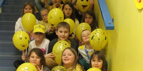 Powiększ grafikę: Klasa 2A z ozdobionymi przez siebie balonami.