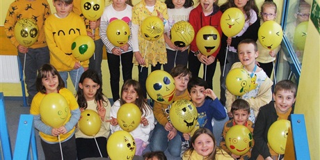 Powiększ grafikę: Drugoklasiści ze swoimi balonowymi emotkami.