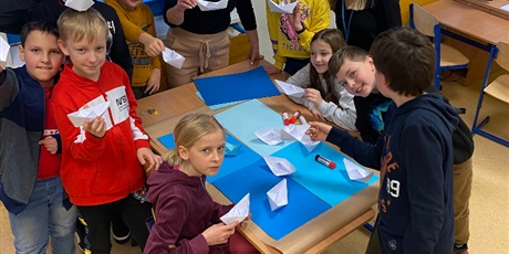 Powiększ grafikę: Uczniowie podczas wykonywania łódek z papieru metodą origami. 