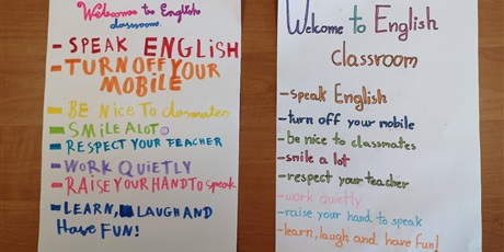 Powiększ grafikę: Plakaty z klasowymi zasadami wykonane przez uczniów.
