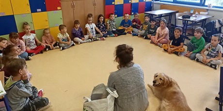 Powiększ grafikę: Uczniowie klasy 1a słuchają lekcji na temat opieki nad psem. 