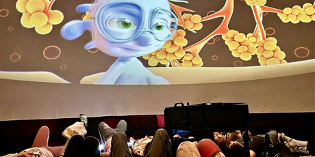 Powiększ grafikę:  Seans filmowy w Kinie Sferycznym.