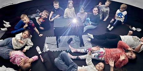 Powiększ grafikę: Dzieci w środku kopuły Kina Sferycznego.