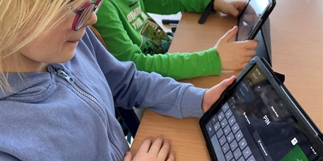 Powiększ grafikę: Dzieci z klasy 2c wpisują kod do quizu na tabletach w aplikacji "Kahoot"