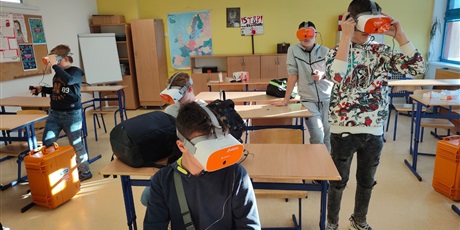 Powiększ grafikę: Uczniowie testują gogle VR