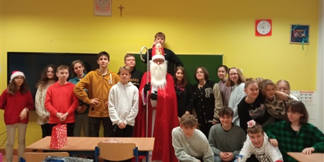 Powiększ grafikę: Klasa 8g wraz ze Świętym Mikołajem.