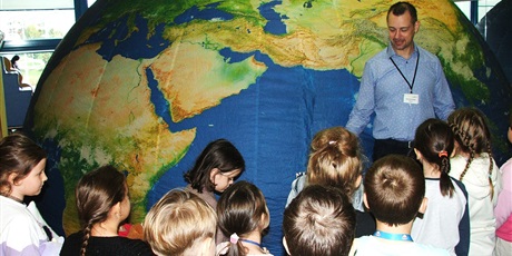 Powiększ grafikę: Uczniowie z klasy 2A wchodzą do Mobilnego Planetarium.