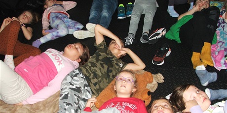 Powiększ grafikę: Dzieci z klasy 2a wpatrzone w “sufit” mobilnego planetarium.
