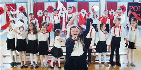 Powiększ grafikę: Ala wraz z uczniami ze swojej klasy śpiewa piosenkę o Polsce