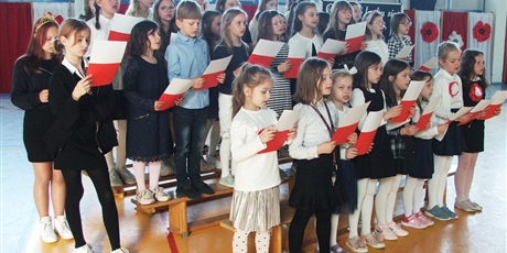 Powiększ grafikę: Śpiewający chór pod kierunkiem p. Anny Mirkowskiej i p. Małgorzaty Winiarskiej.