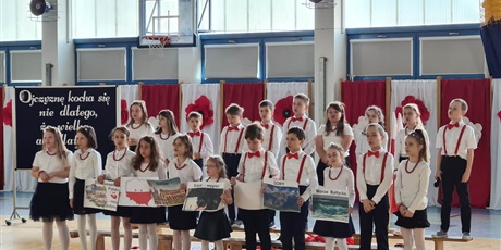 Powiększ grafikę: Uczniowie śpiewają piosenkę wraz z pokazywaniem ilustracji z regionami Polski.