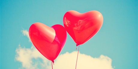 Powiększ grafikę: Zdjęcie dwóch balonów w kształcie serca na tle nieba.